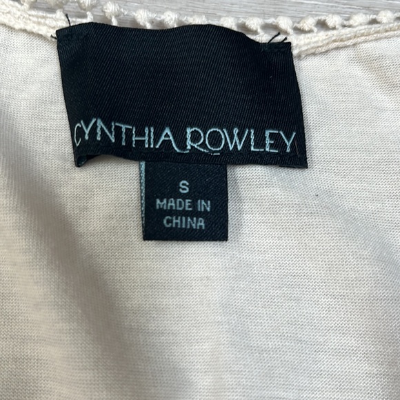 Top Sleeveless Lace Over Lay Tank - Picture 3 of 5